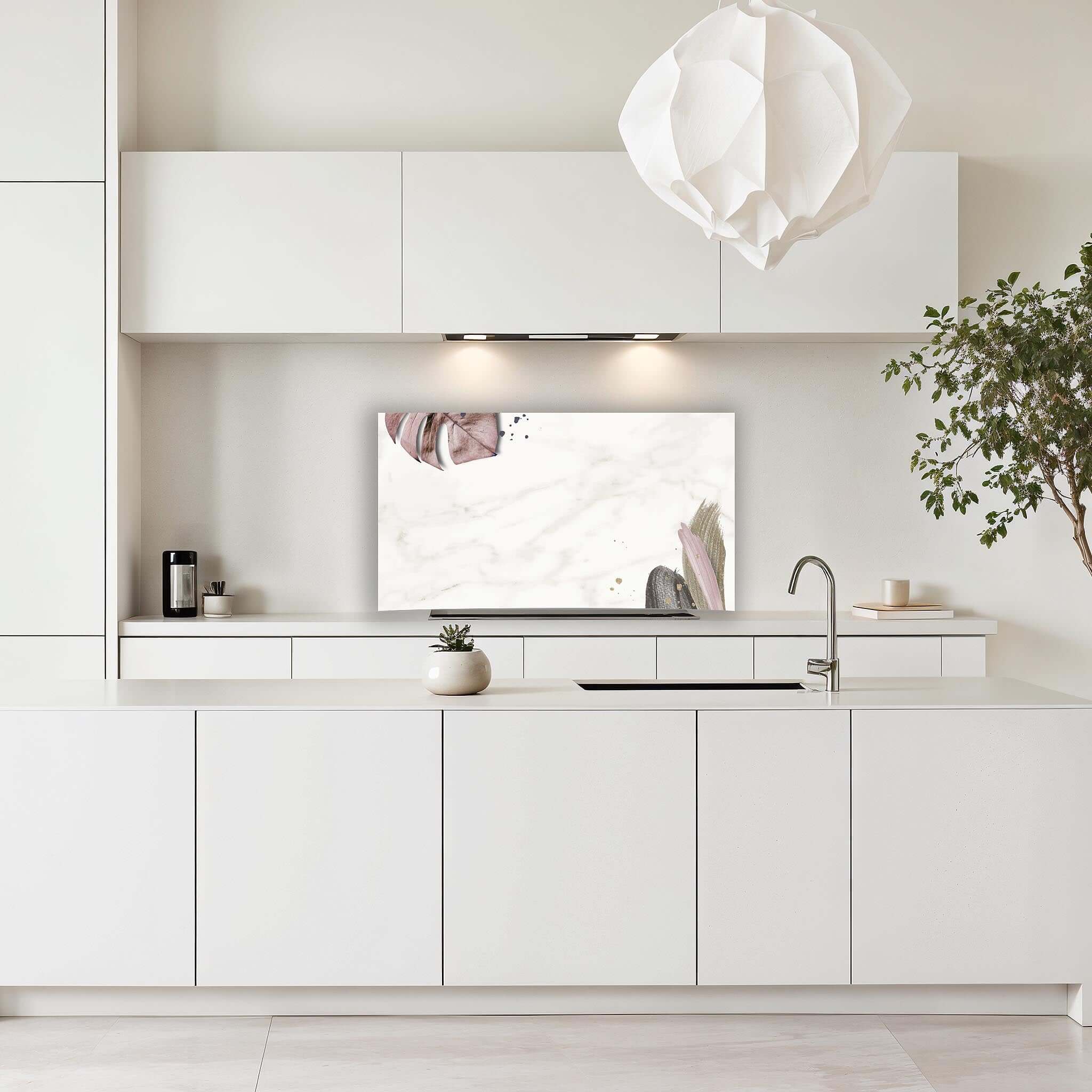 Soft Blush spatscherm gemonteerd in een moderne witte keuken.