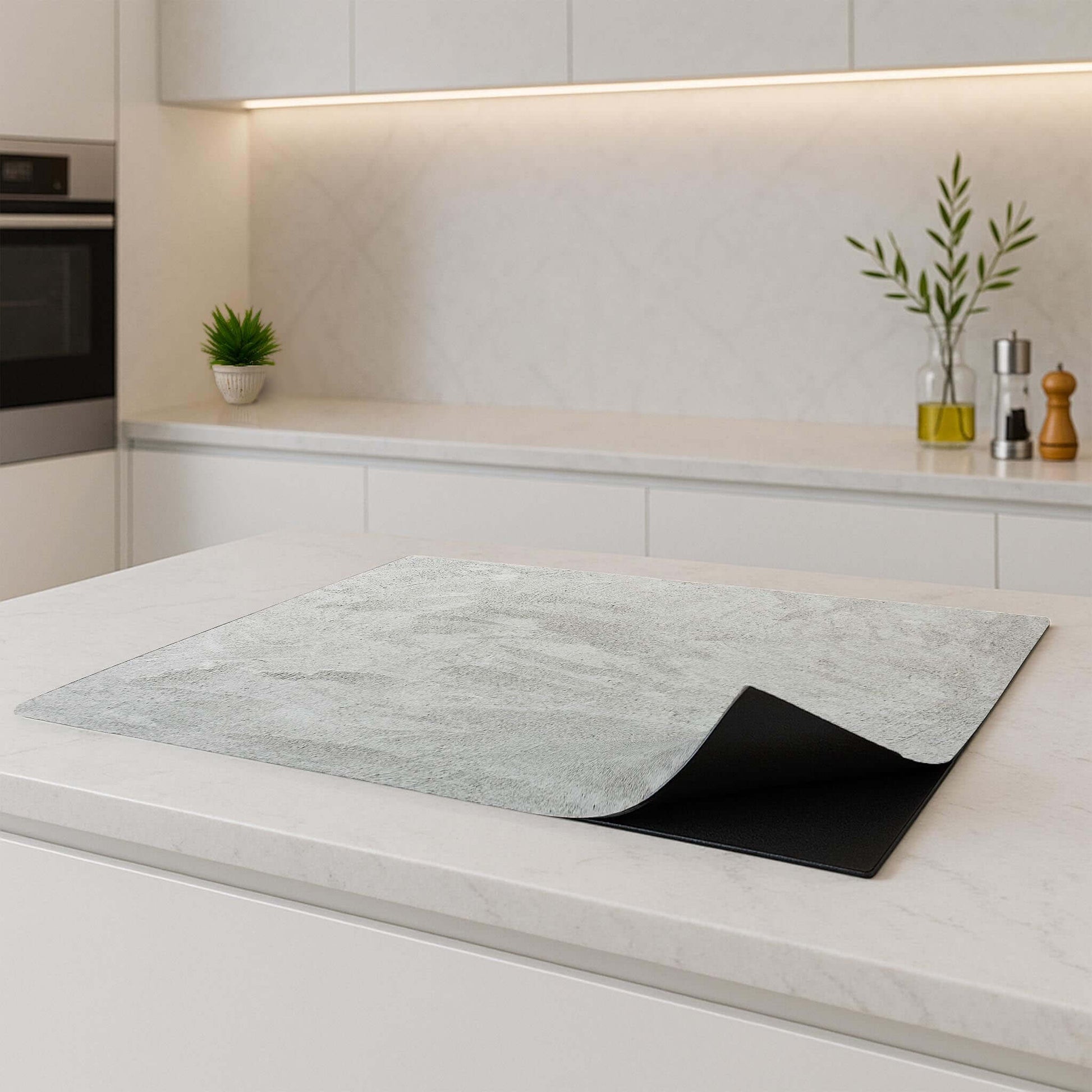 Moderne keuken met Soft Concrete Finish inductiebeschermer op werkblad