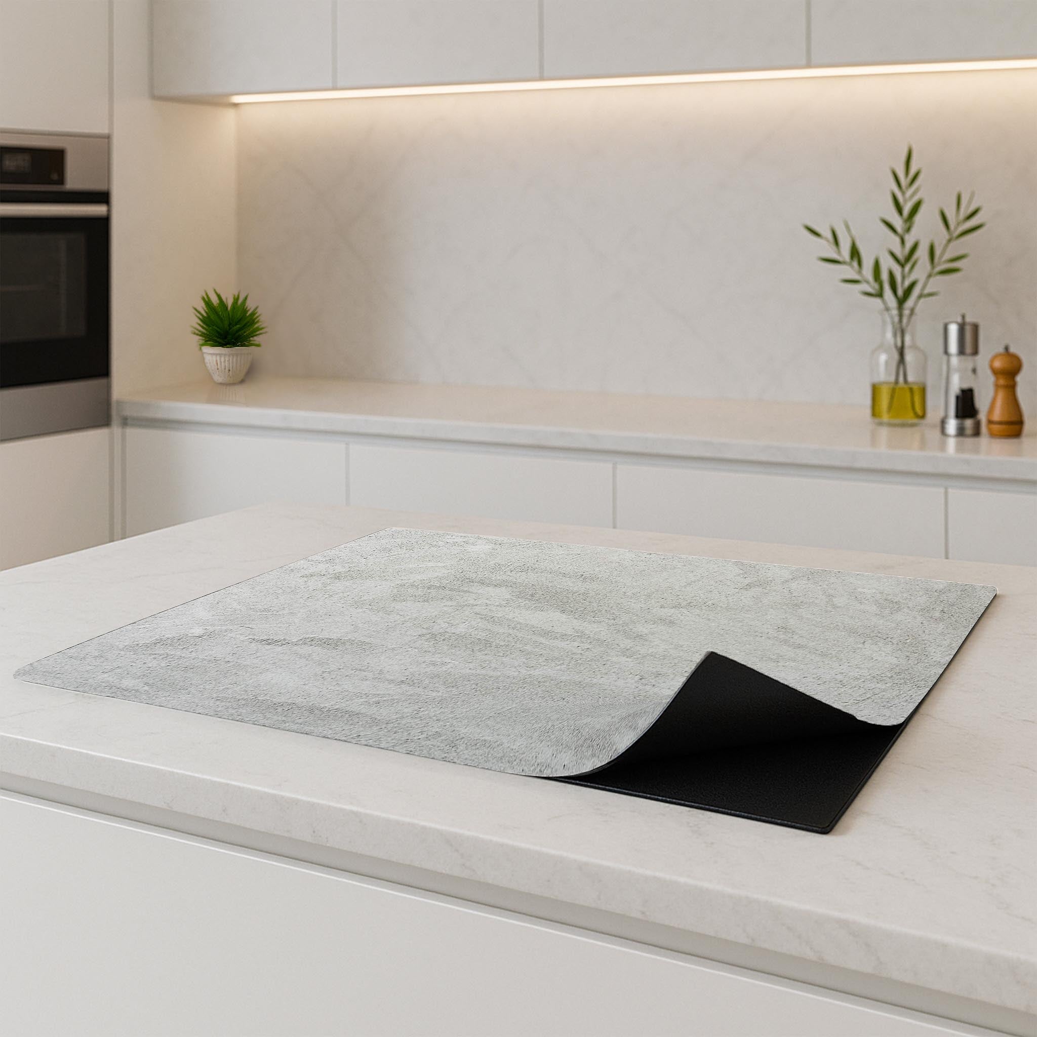 Moderne keuken met Soft Concrete Finish inductiebeschermer op werkblad