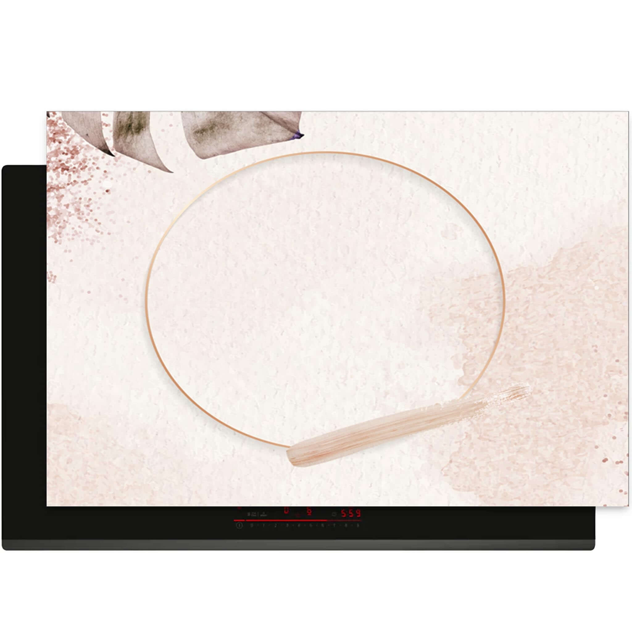 Minimalistische inductie beschermer in nude tinten met gouden cirkel, bovenaanzicht.