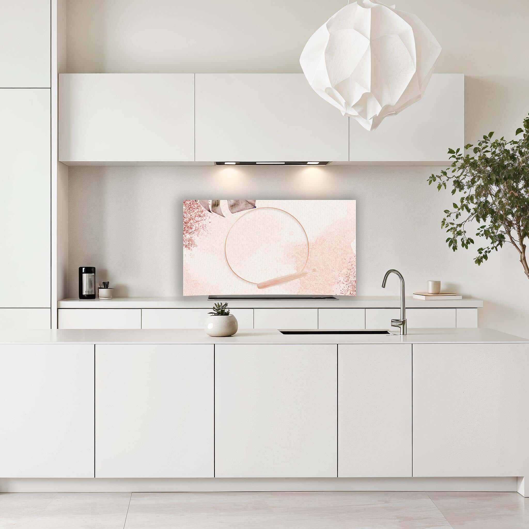 Soft Harmony spatscherm met zachte roze tinten in een moderne witte keuken