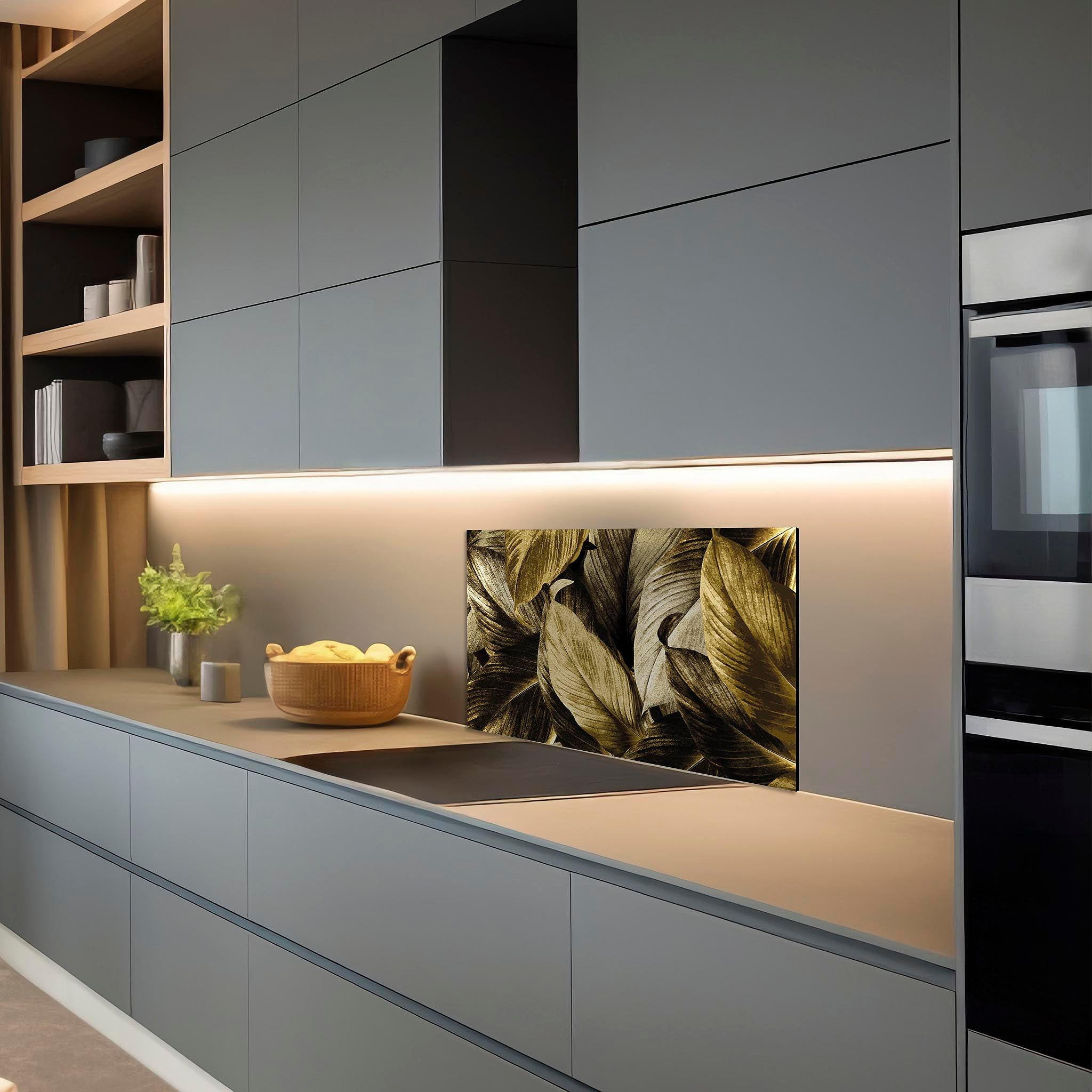 Strakke donkergrijze keuken met Golden Leaves spatscherm in gouden bladontwerp.