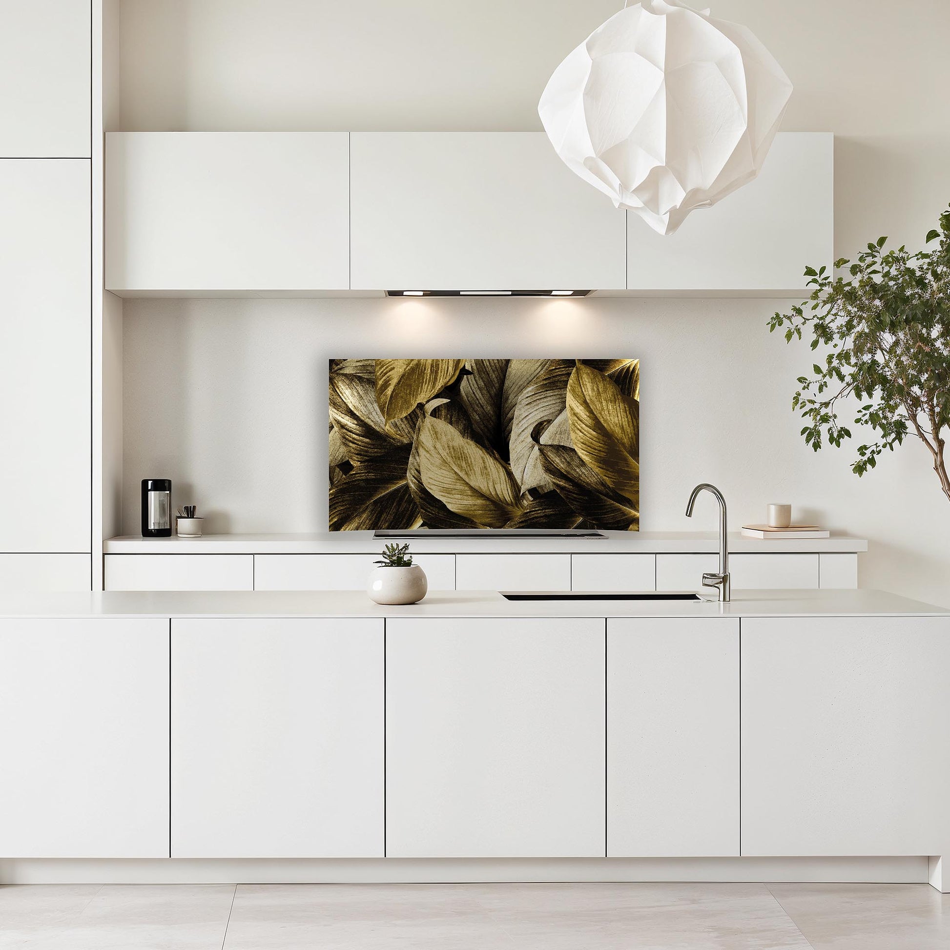 Modern wit keukendesign met Golden Leaves spatscherm als luxe wandbescherming.
