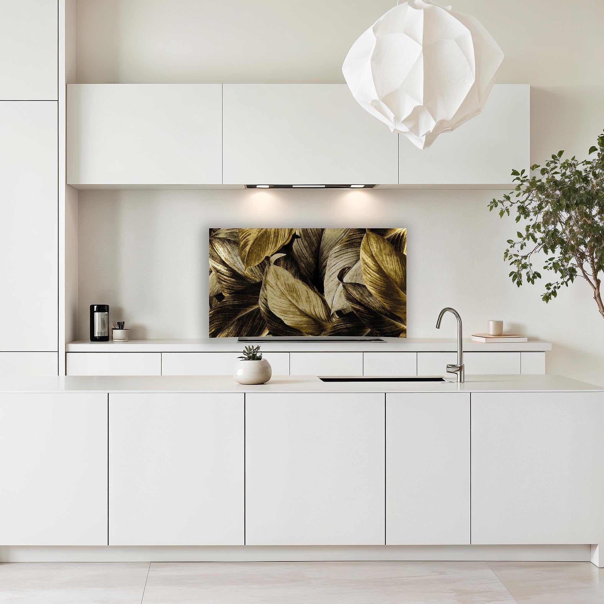Modern wit keukendesign met Golden Leaves spatscherm als luxe wandbescherming.