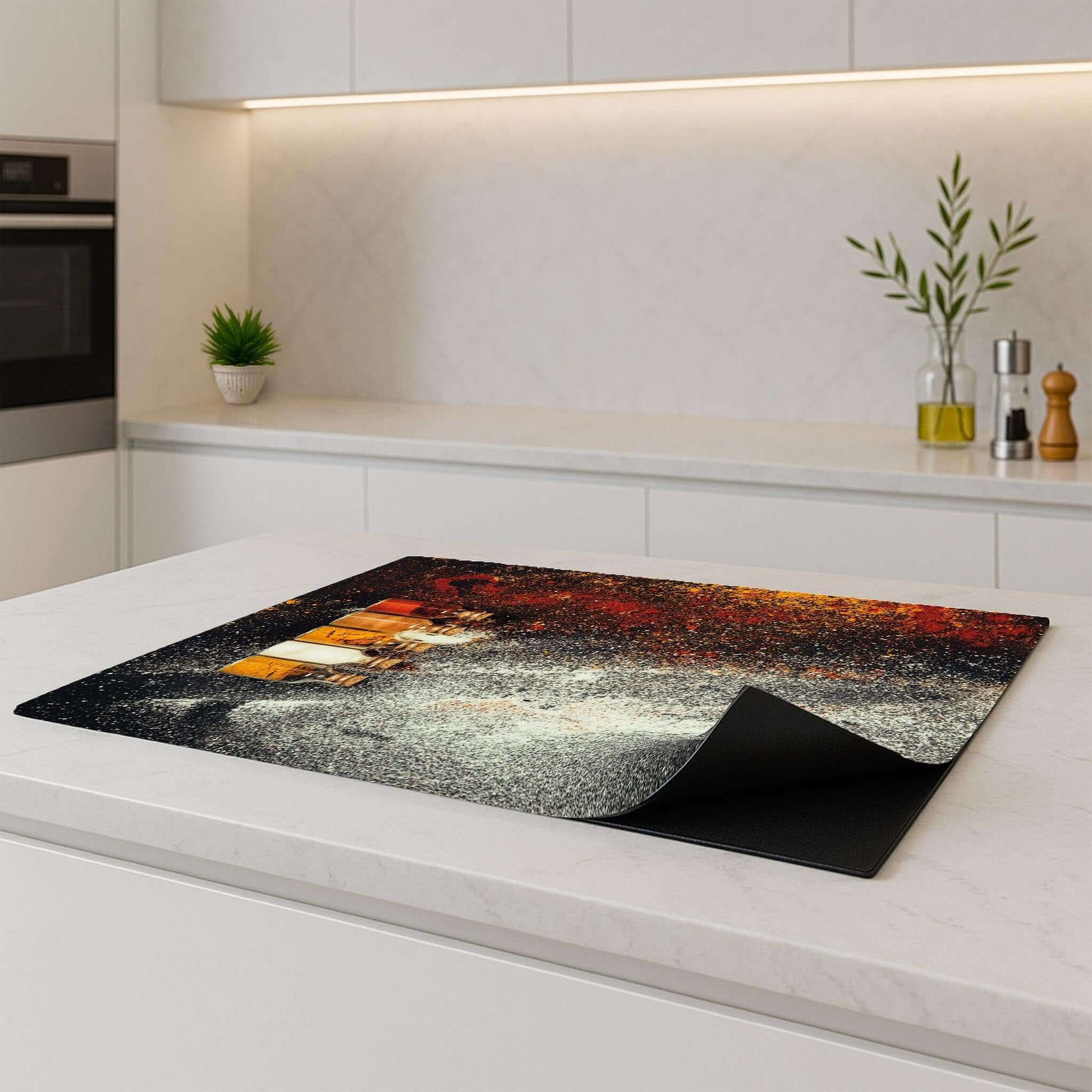 Inductiebeschermer met Spice Bottles design op aanrecht in moderne keuken