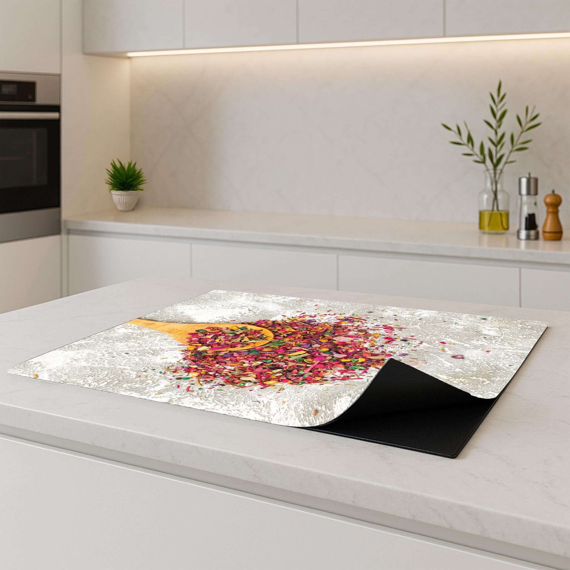 Kleurrijke Spice Delight inductiebeschermer geplaatst op een modern keukenblad