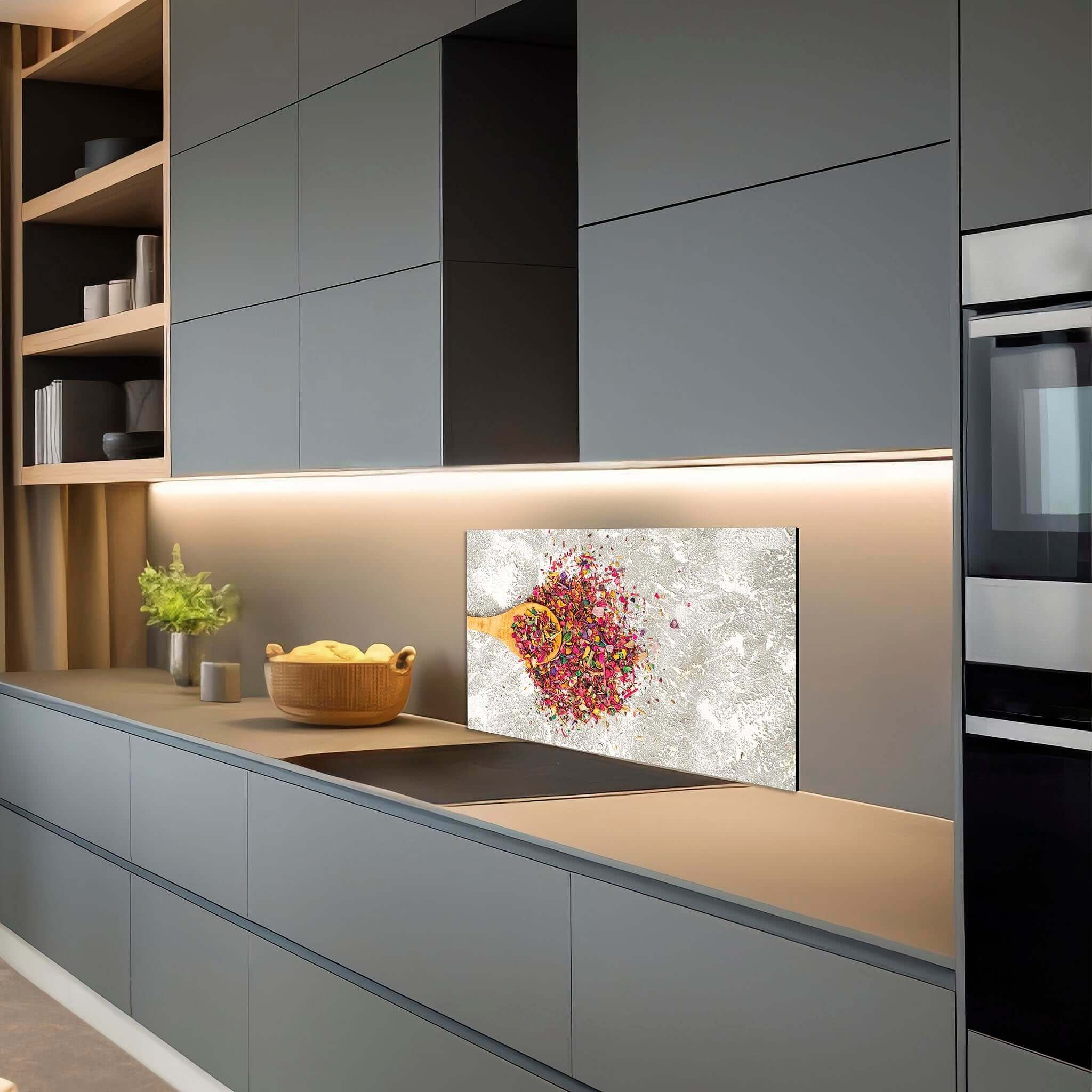 Donkere moderne keuken met Spice Delight spatscherm, kleurrijk kruidenontwerp