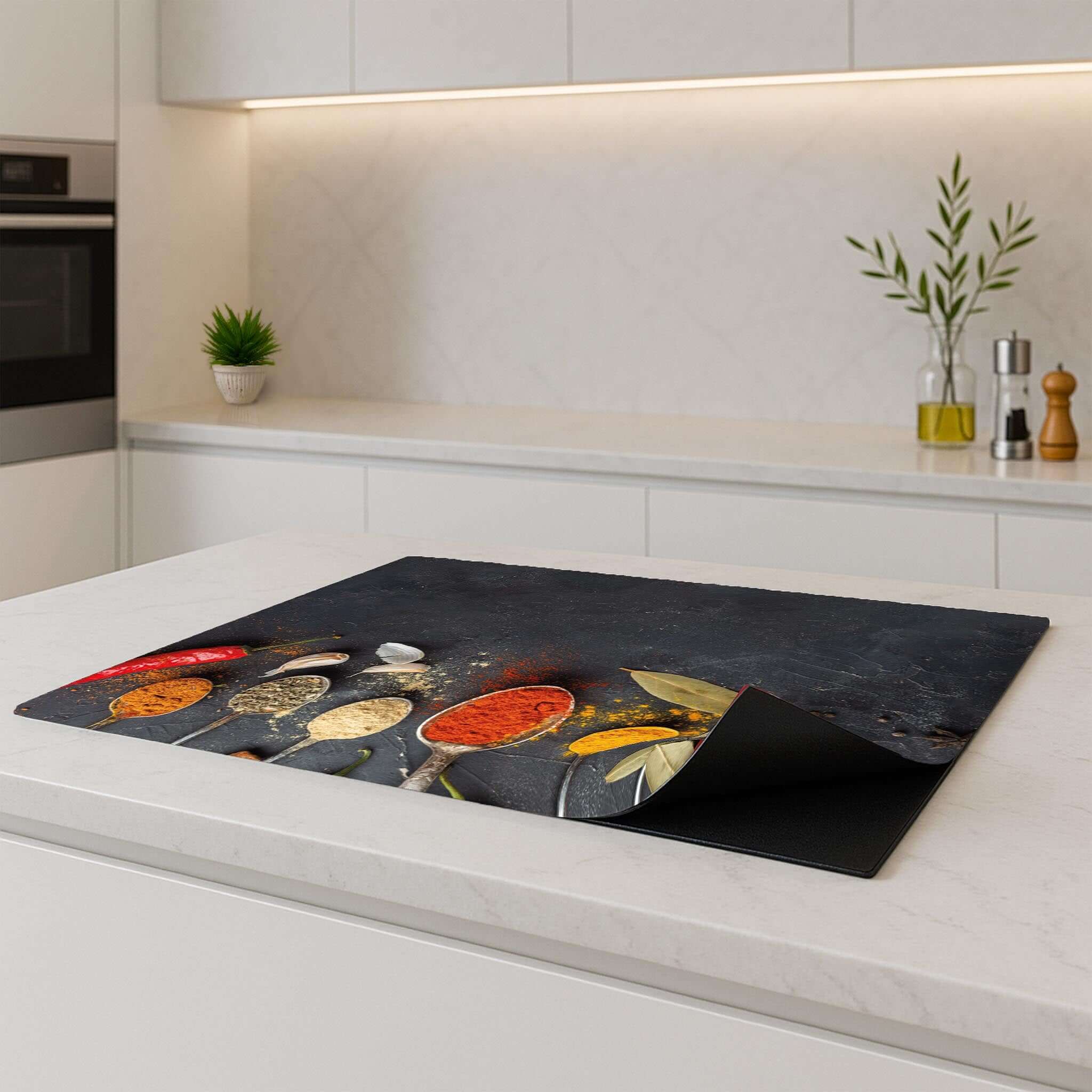 Inductiebeschermer Spice Essence geplaatst op een kookplaat in een moderne keuken.