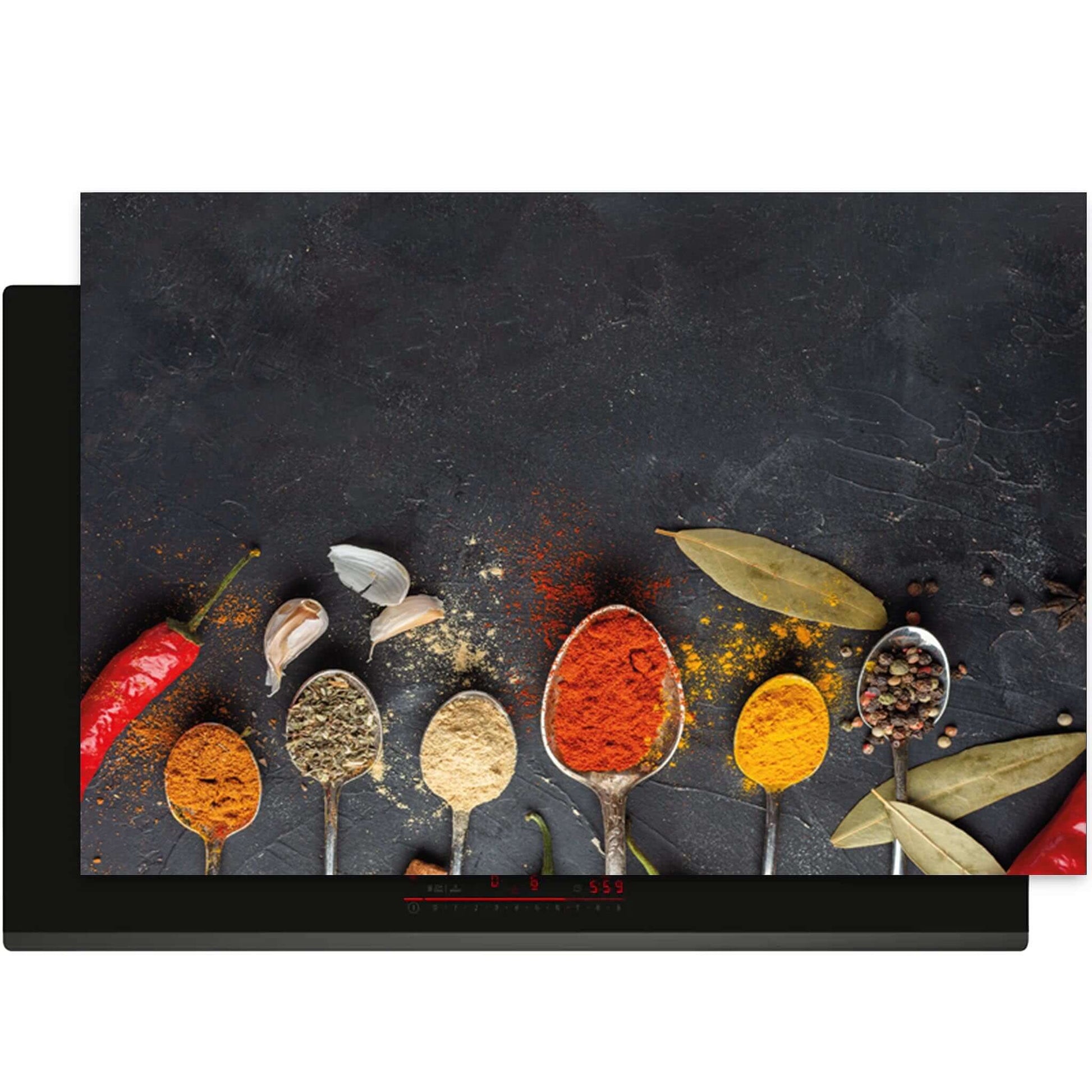 Overzicht van de Spice Essence inductiebeschermer met kleurrijke specerijen op een donkere achtergrond.