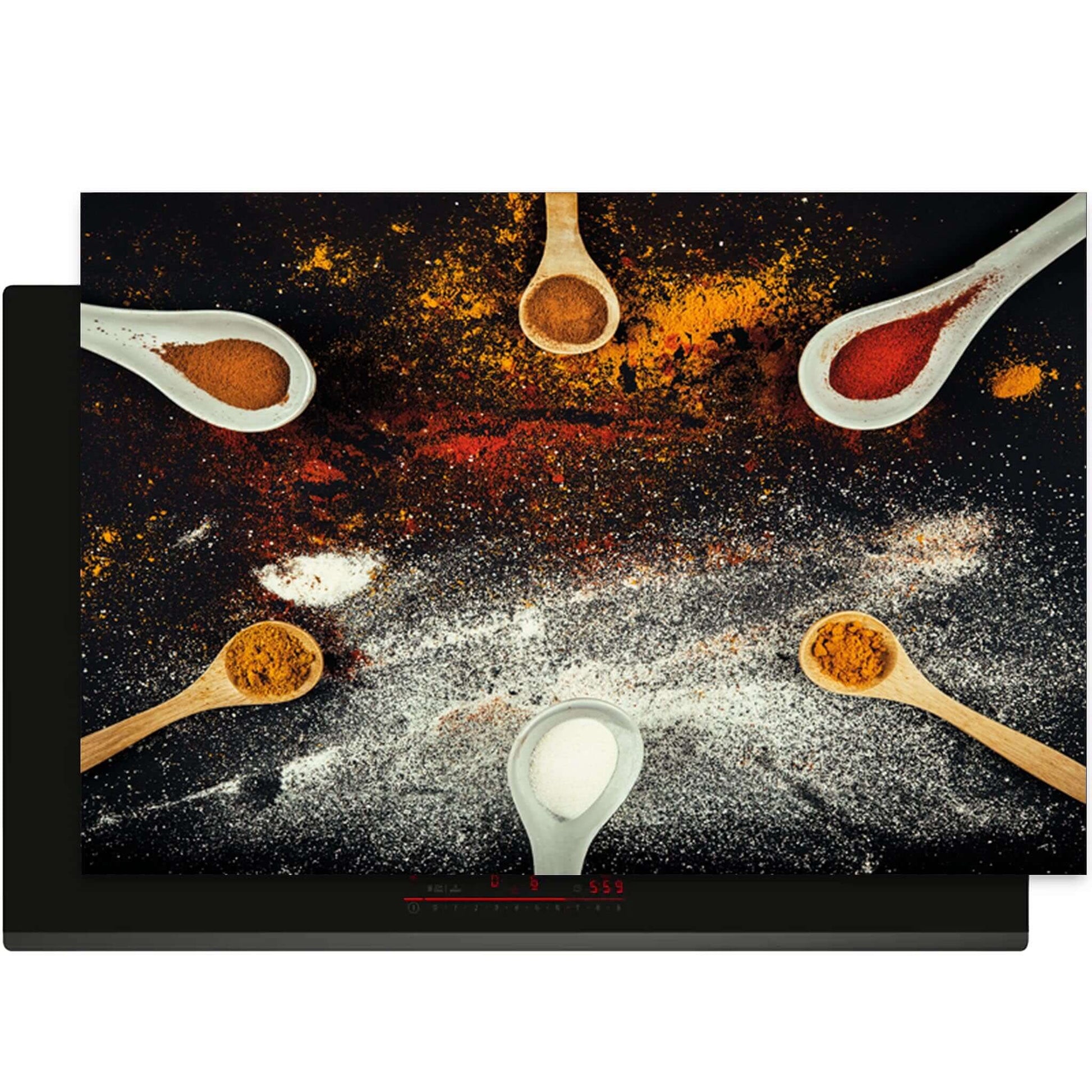 Inductiebeschermer Spice Fusion met kleurrijke kruiden en houten lepels