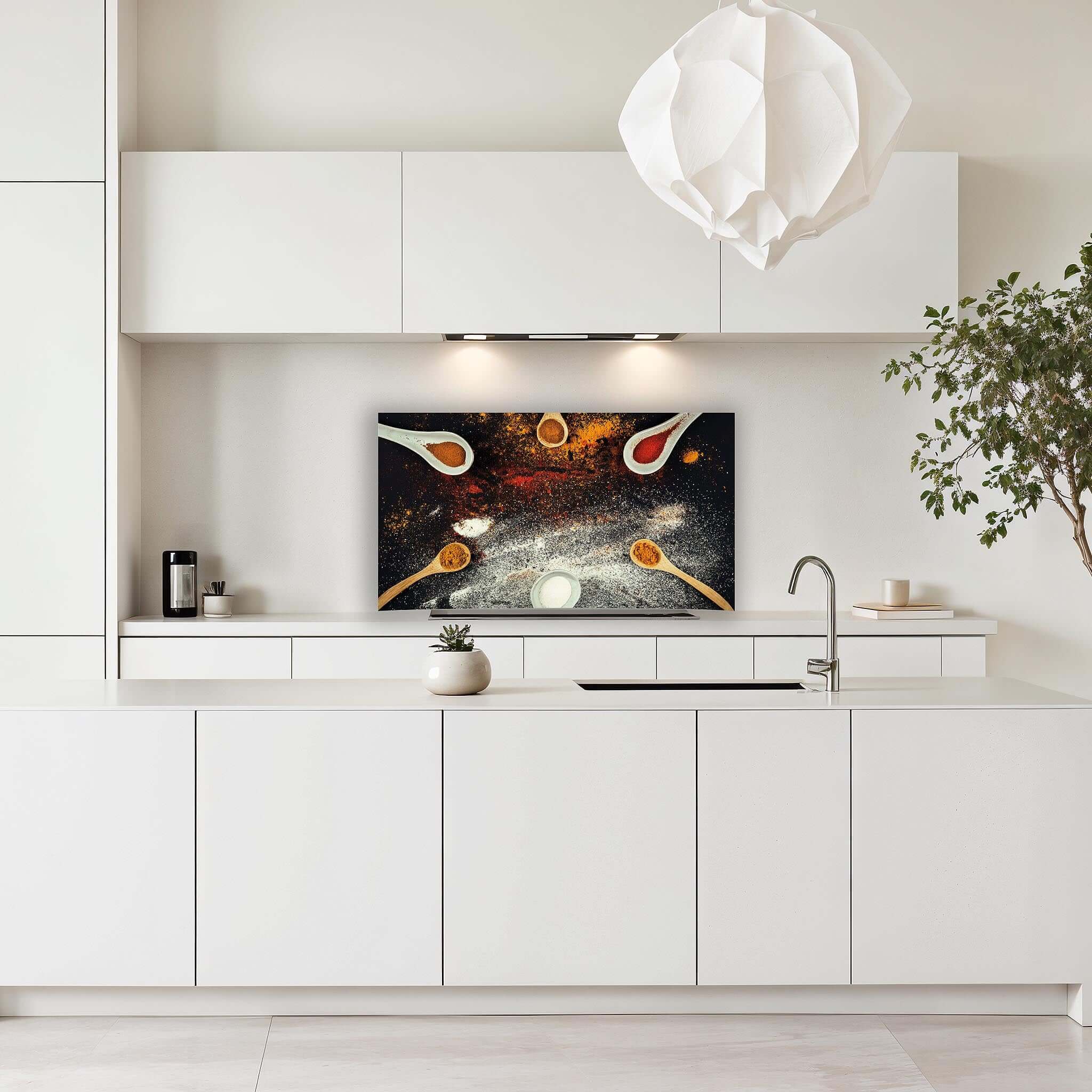 Witte keuken met Spice Fusion spatscherm achter kookplaat