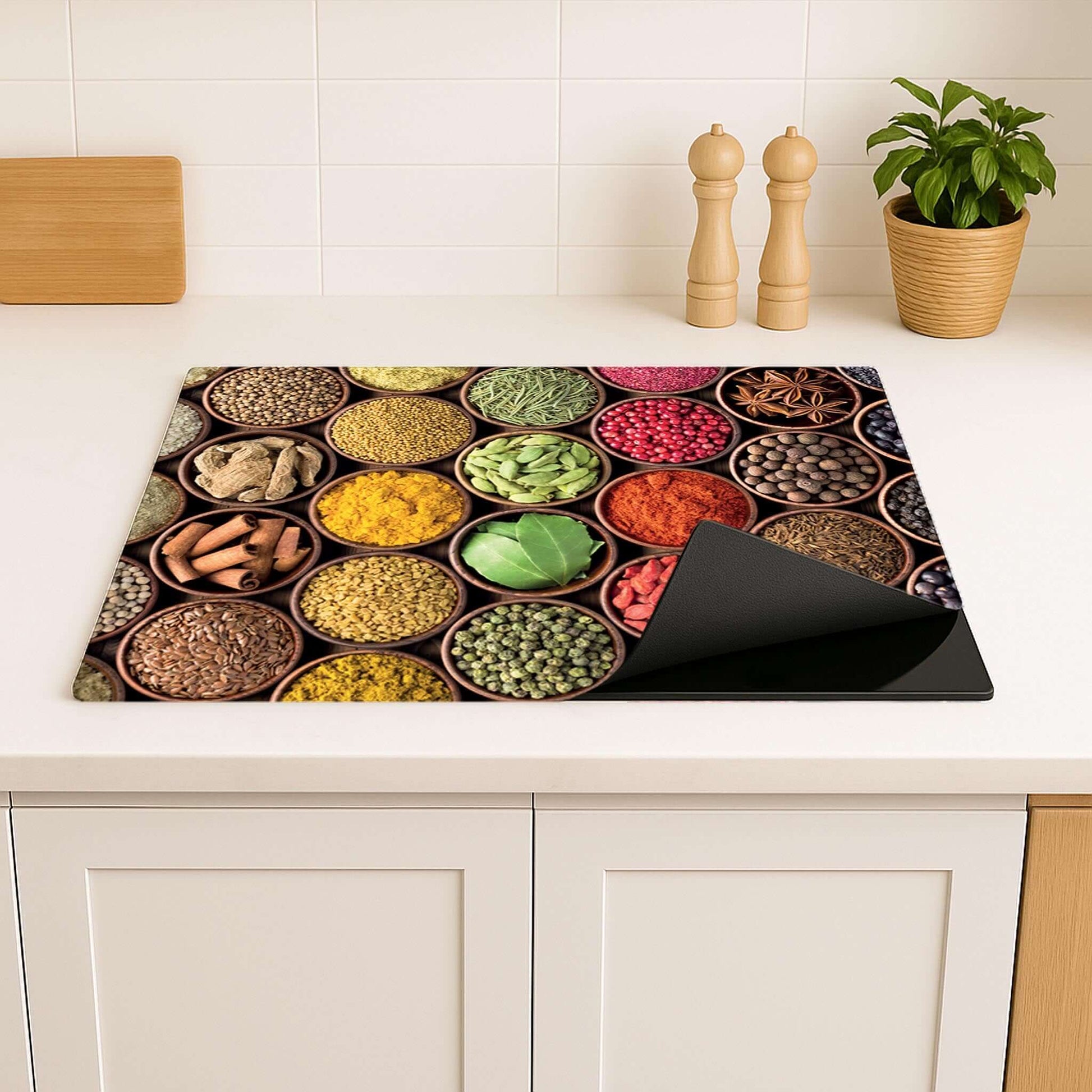 Detail van de Spice Harmony inductie beschermer met levendige kruiden
