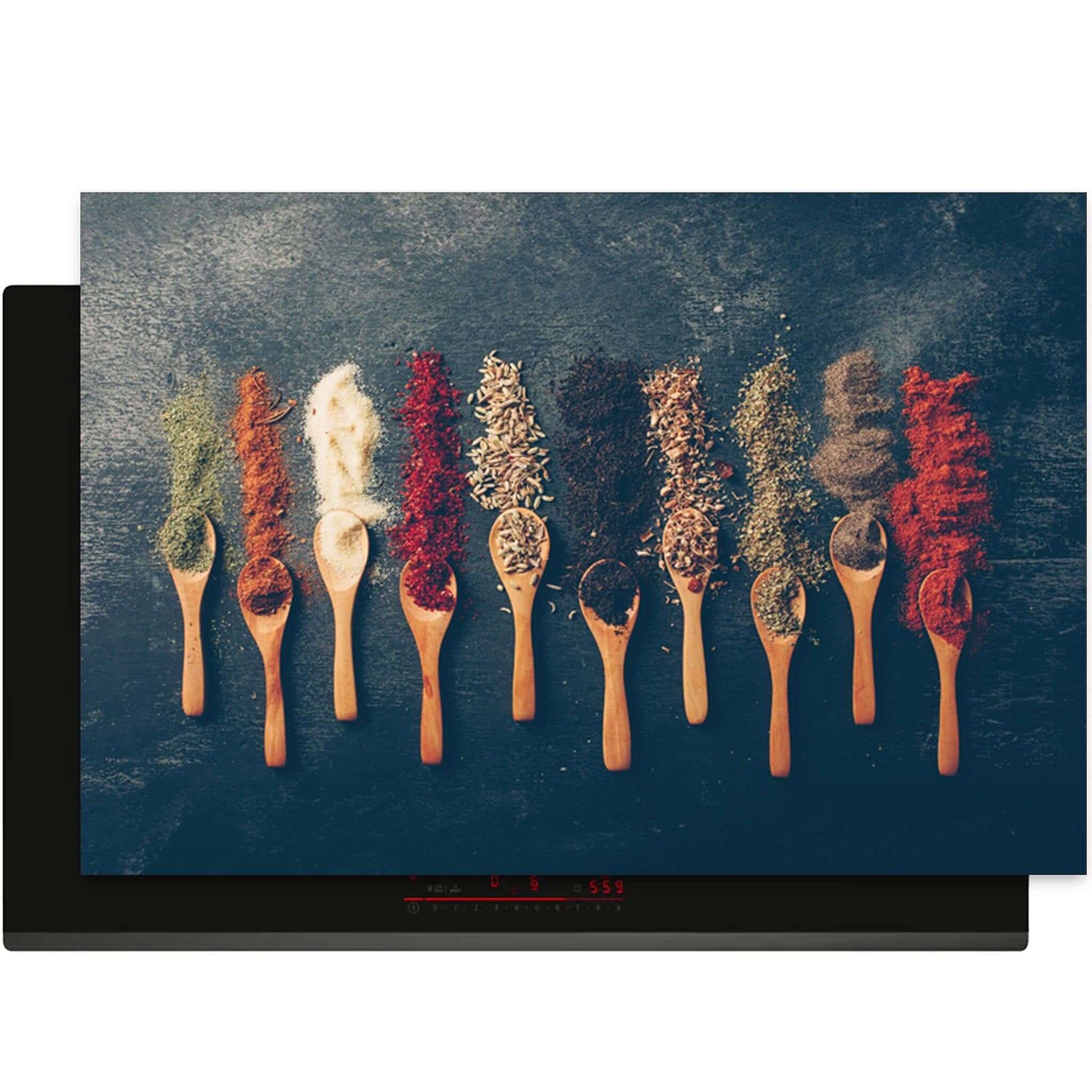 Bovenaanzicht van de Spice Palette inductiebeschermer met kleurrijke kruiden en houten lepels.