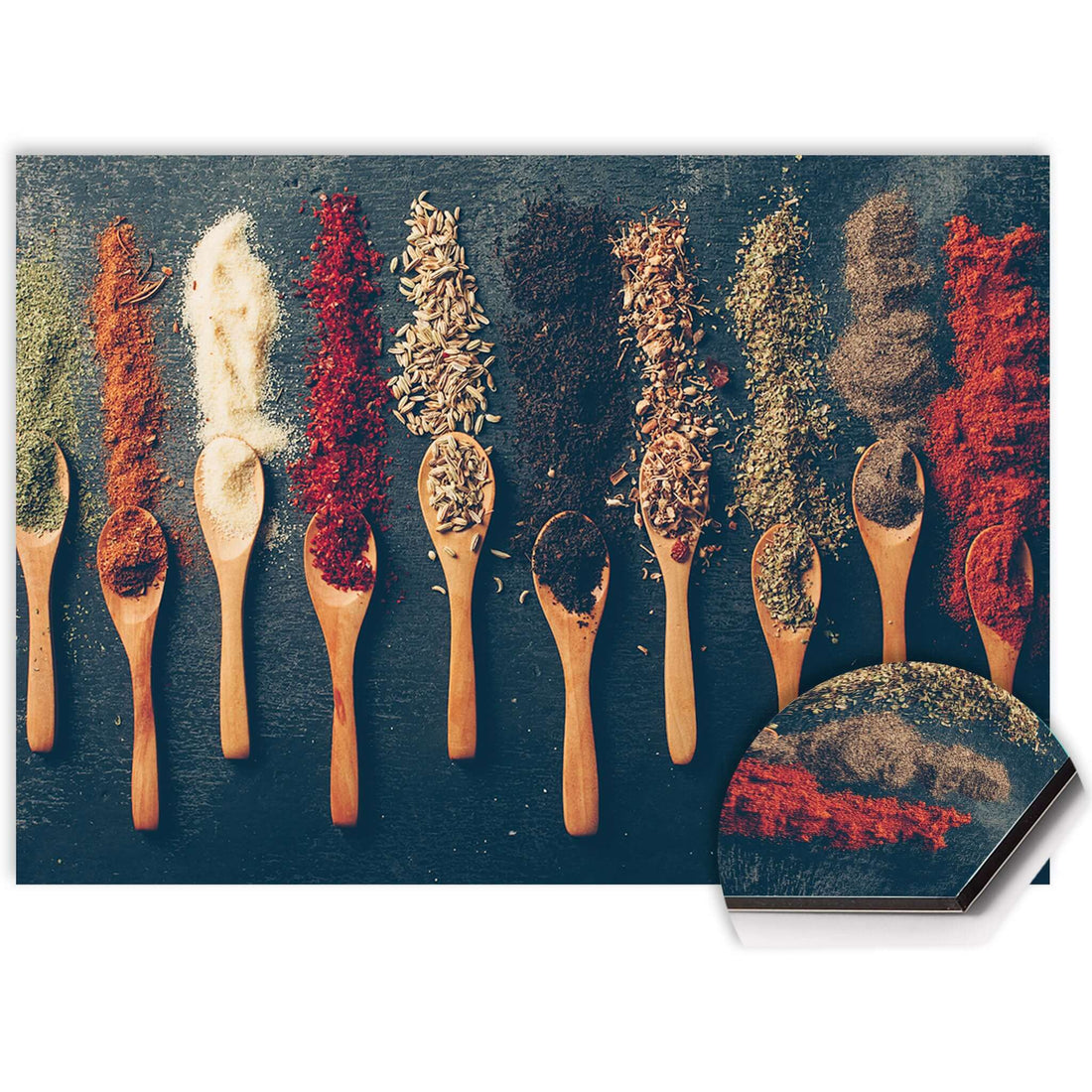 Spatscherm keuken met kleurrijke kruiden en specerijen op houten lepels