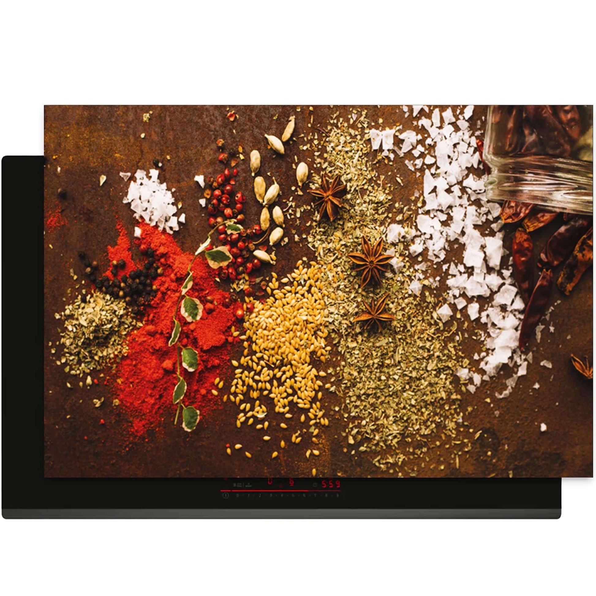 Inductiebeschermer met kleurrijke specerijen op een houten achtergrond, Spice Symphony design