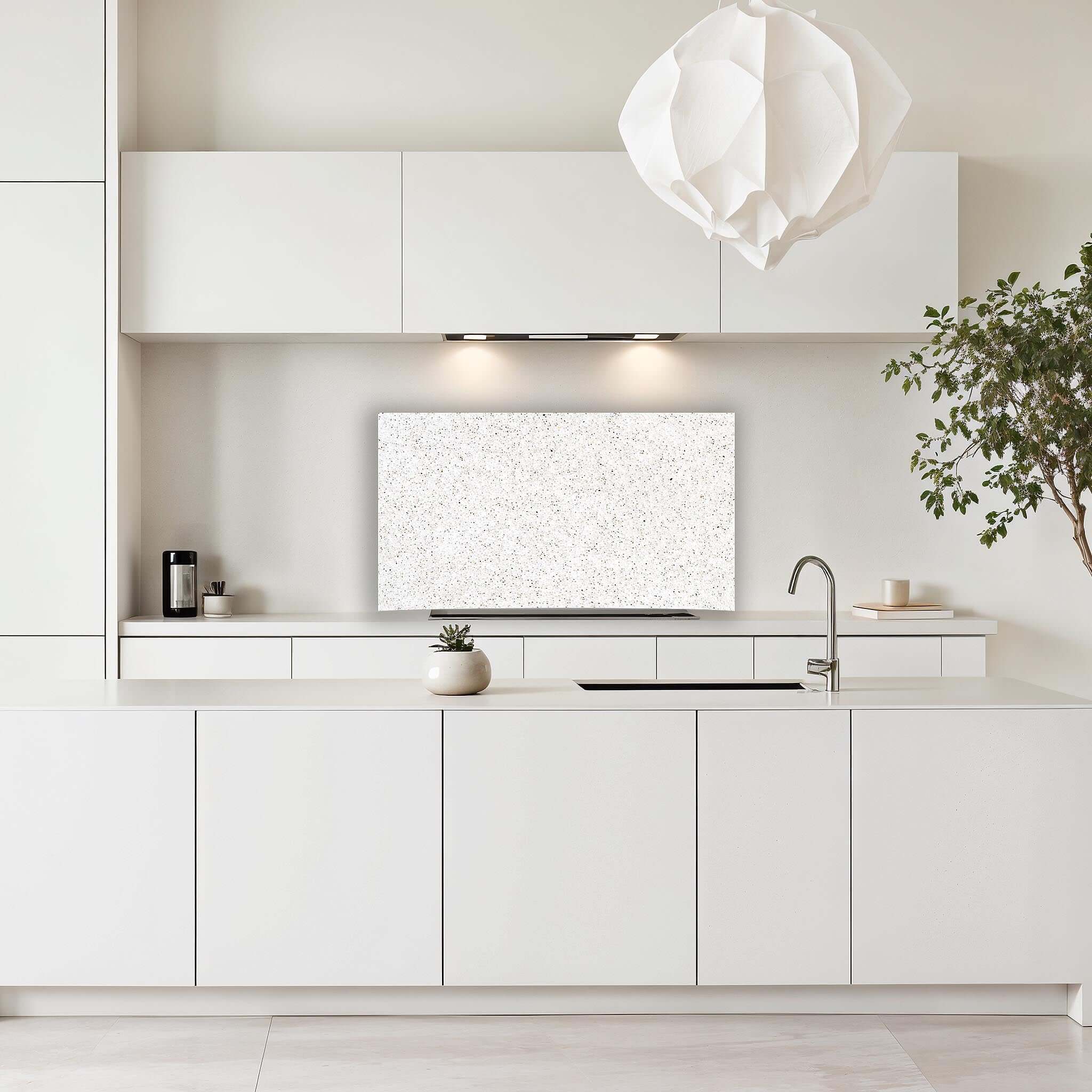 Witte keuken met Terrazzo spatscherm van Aluminium Dibond met speelse steentjeslook