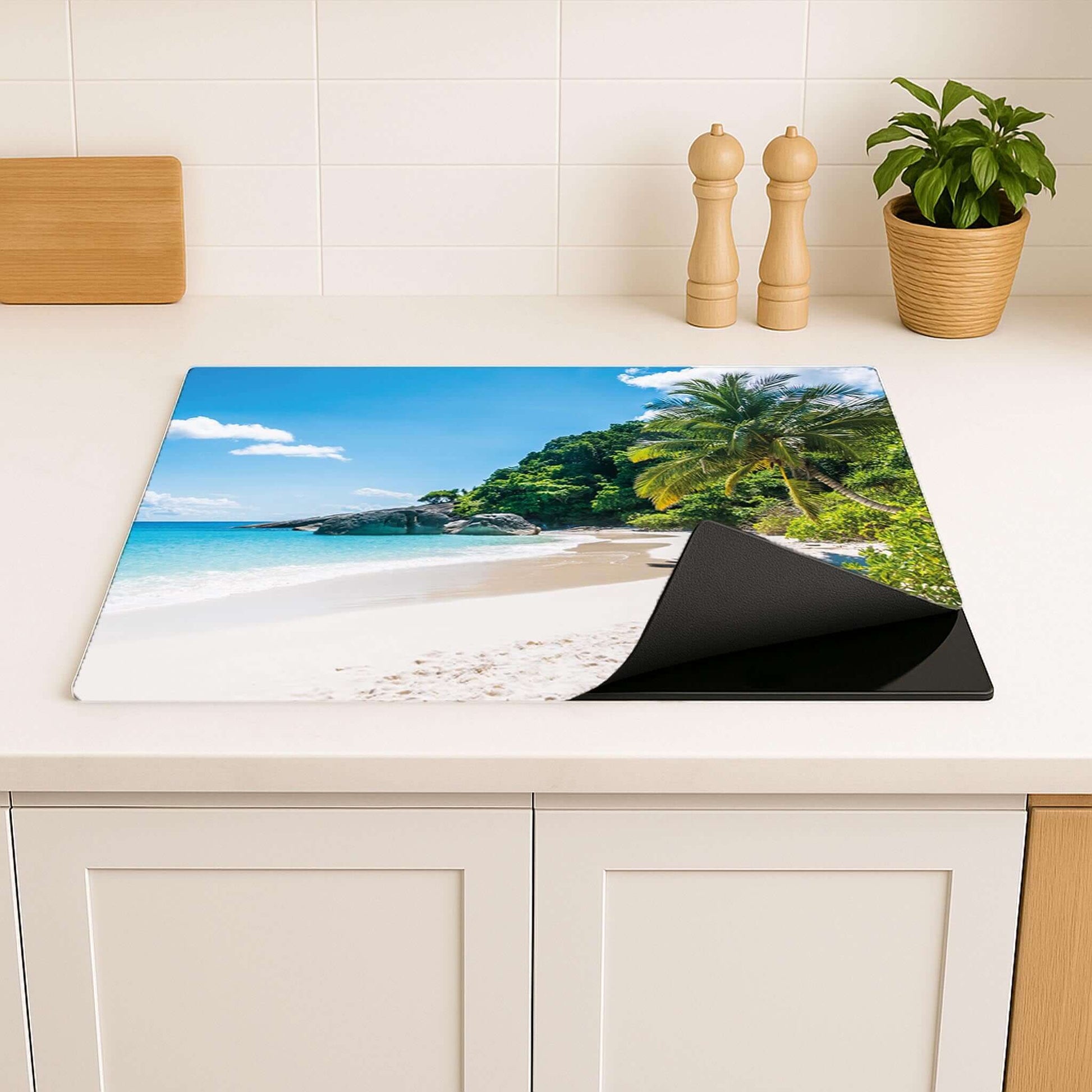 Inductiebeschermer met tropisch strand in moderne keuken