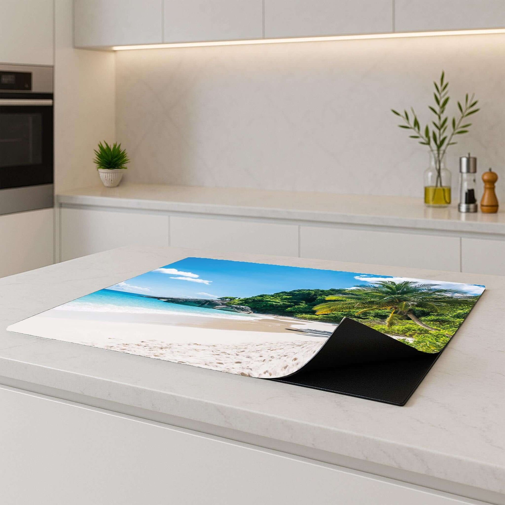 Keuken met Tropical Escape inductie beschermer geplaatst