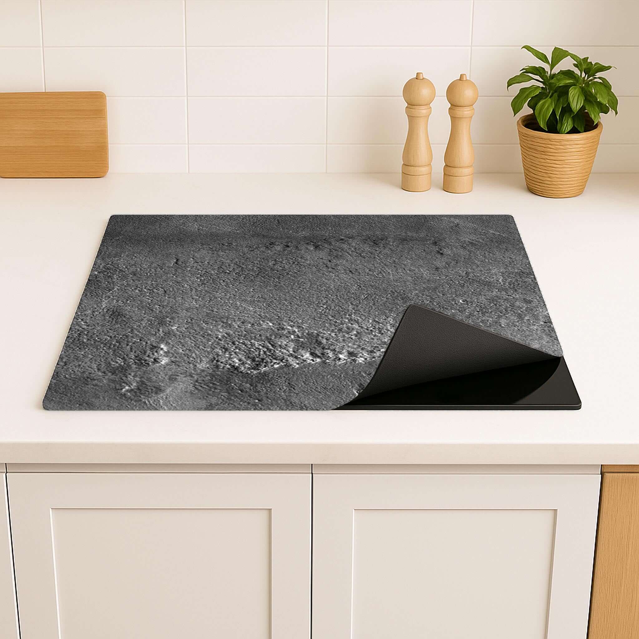 Urban Stone Elegance inductiebeschermer met antisliplaag en opgerolde hoek op het aanrecht