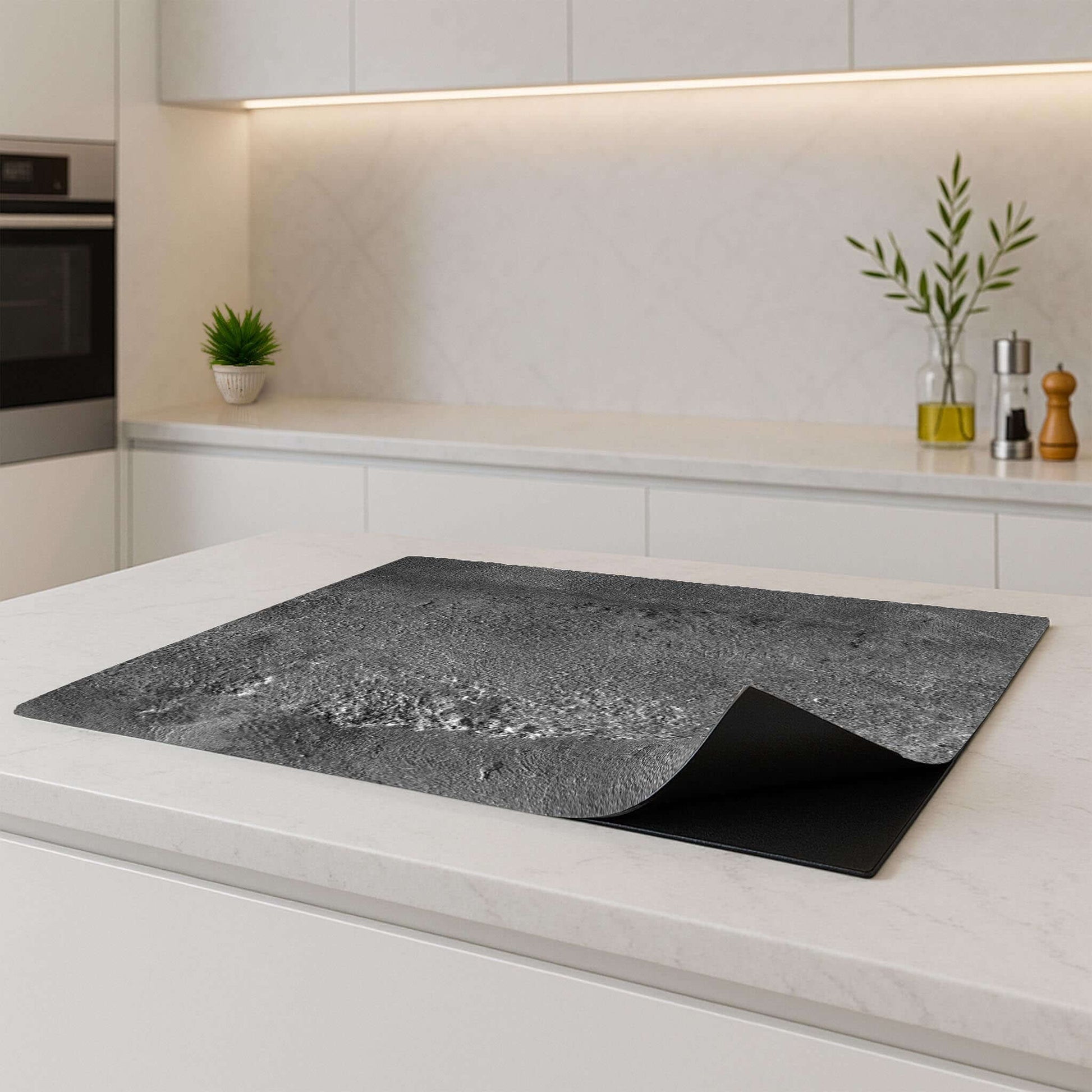 Urban Stone Elegance inductiebeschermer geplaatst op inductiekookplaat in een minimalistische keuken