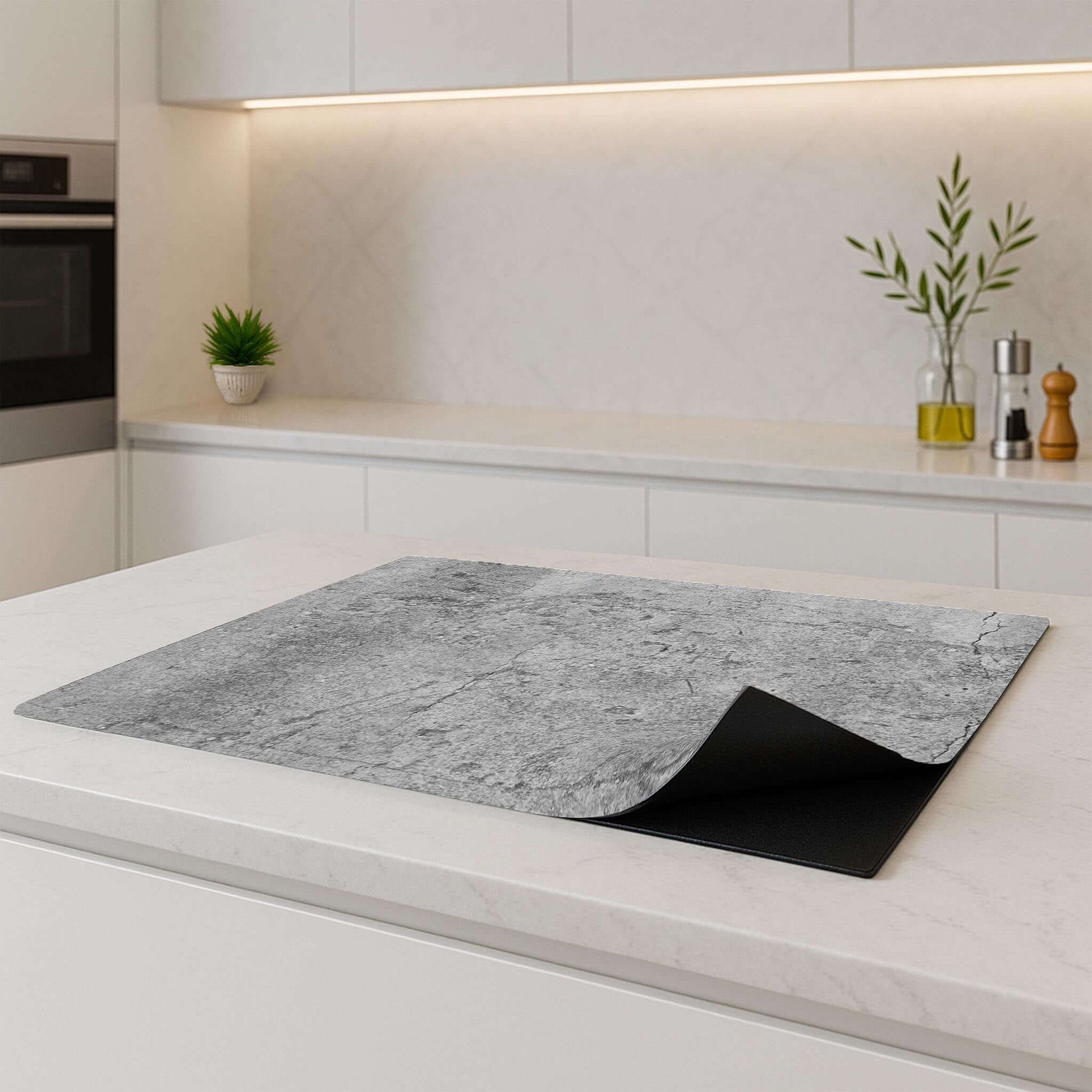 Urban Stone inductiebeschermer in een moderne keuken met industrieel design