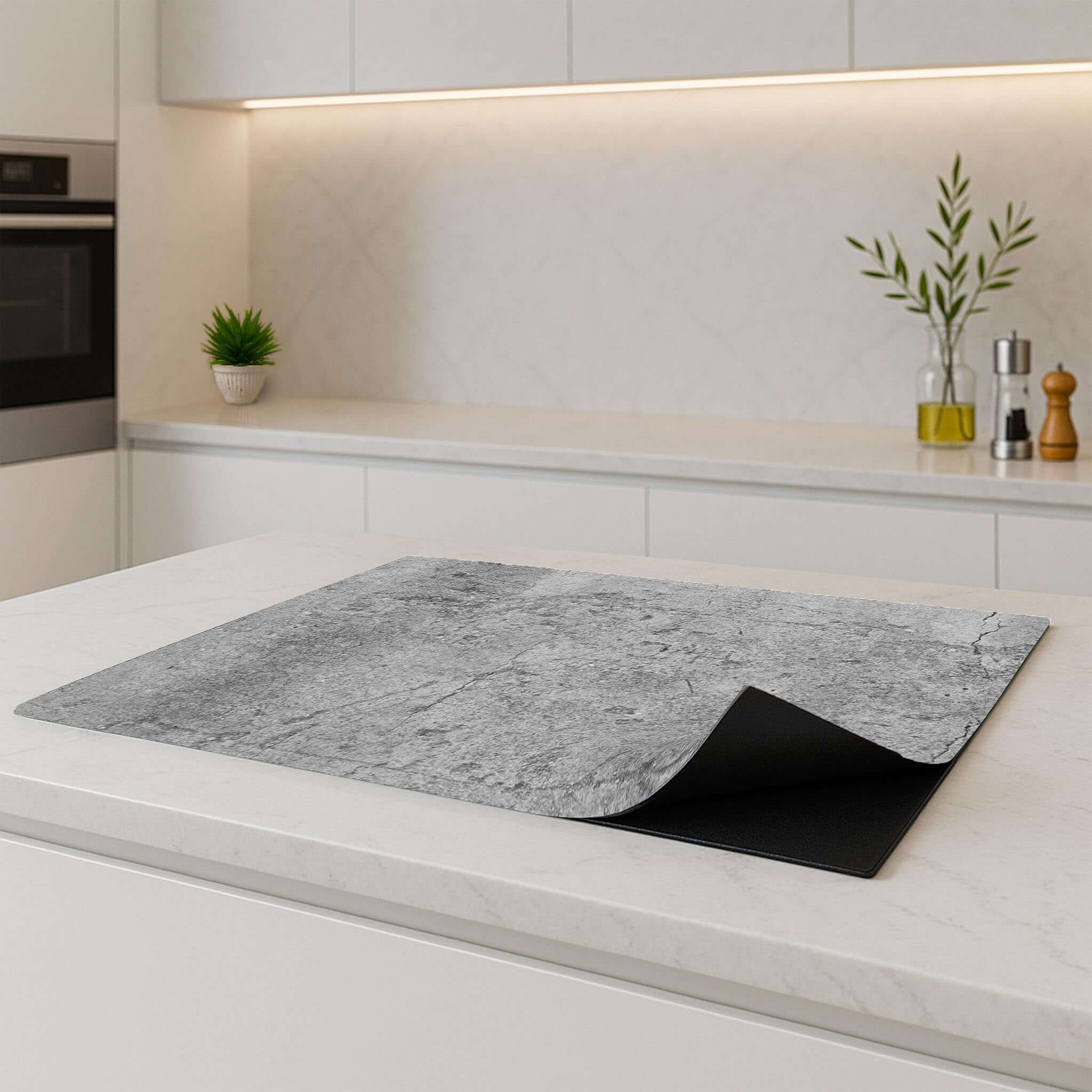 Urban Stone inductiebeschermer in een moderne keuken met industrieel design