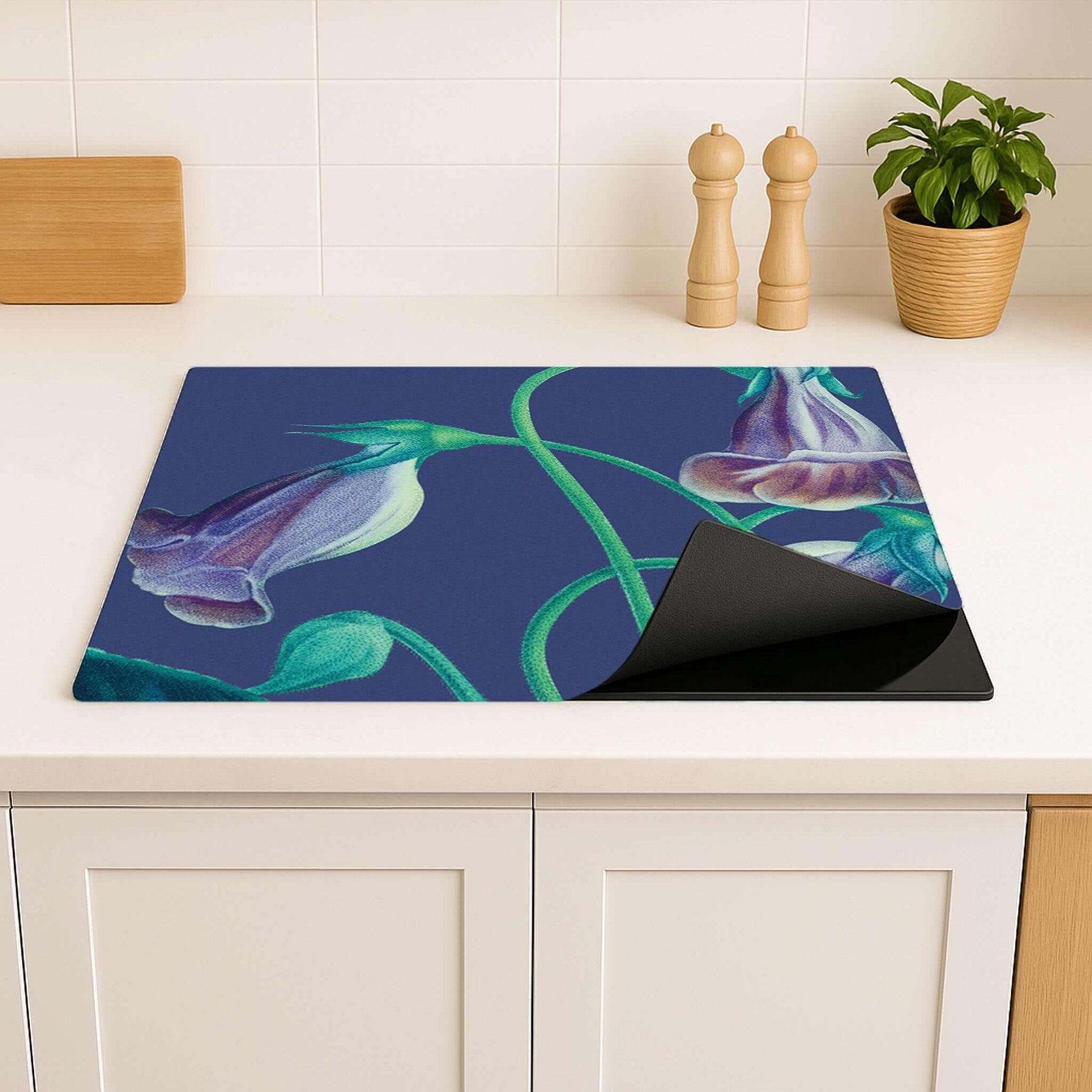 Moderne keuken met Midnight Bloom inductiebeschermer en bloemenmotief