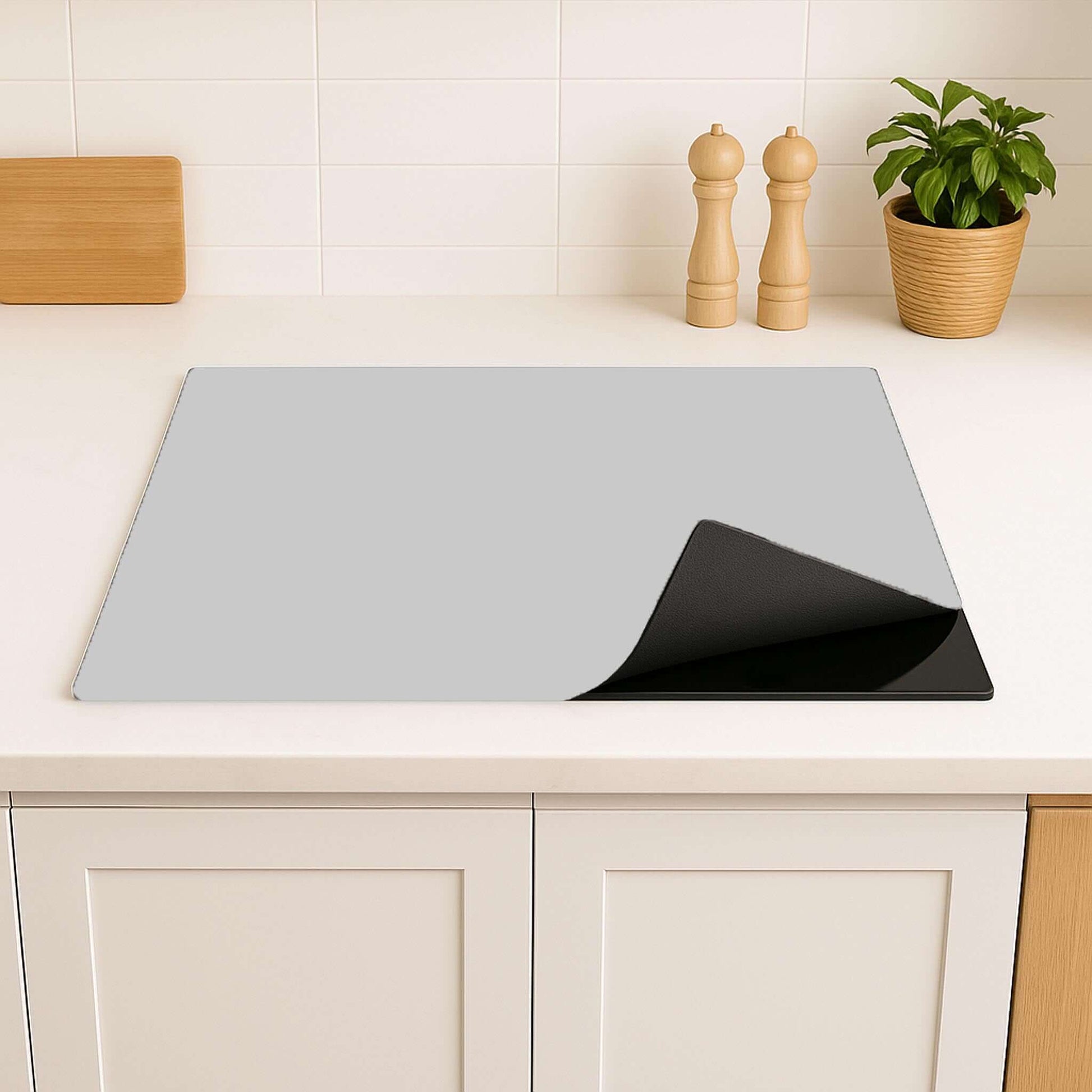 Minimalistische inductiebeschermer Warm Grey Elegance in keukenomgeving