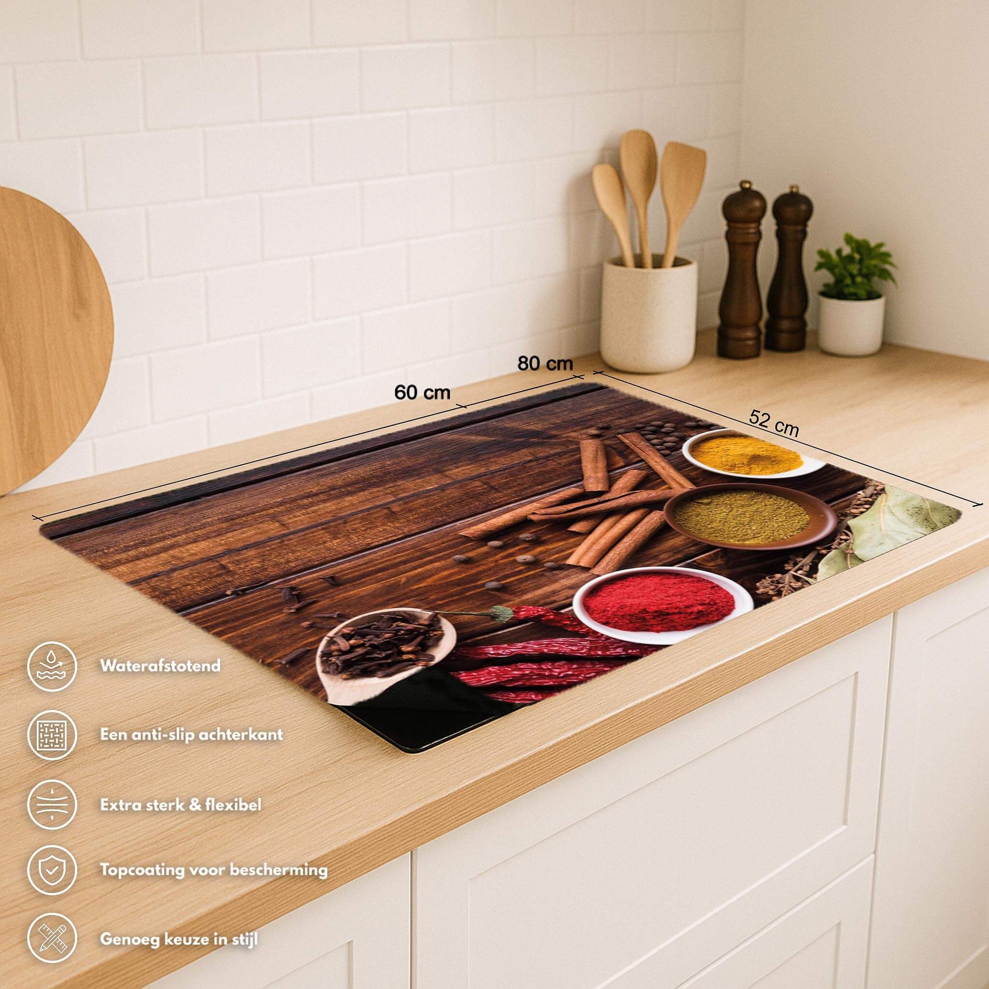 Warm Spice Harmony inductie beschermer met afmetingen en iconen voor voordelen in keukenomgeving