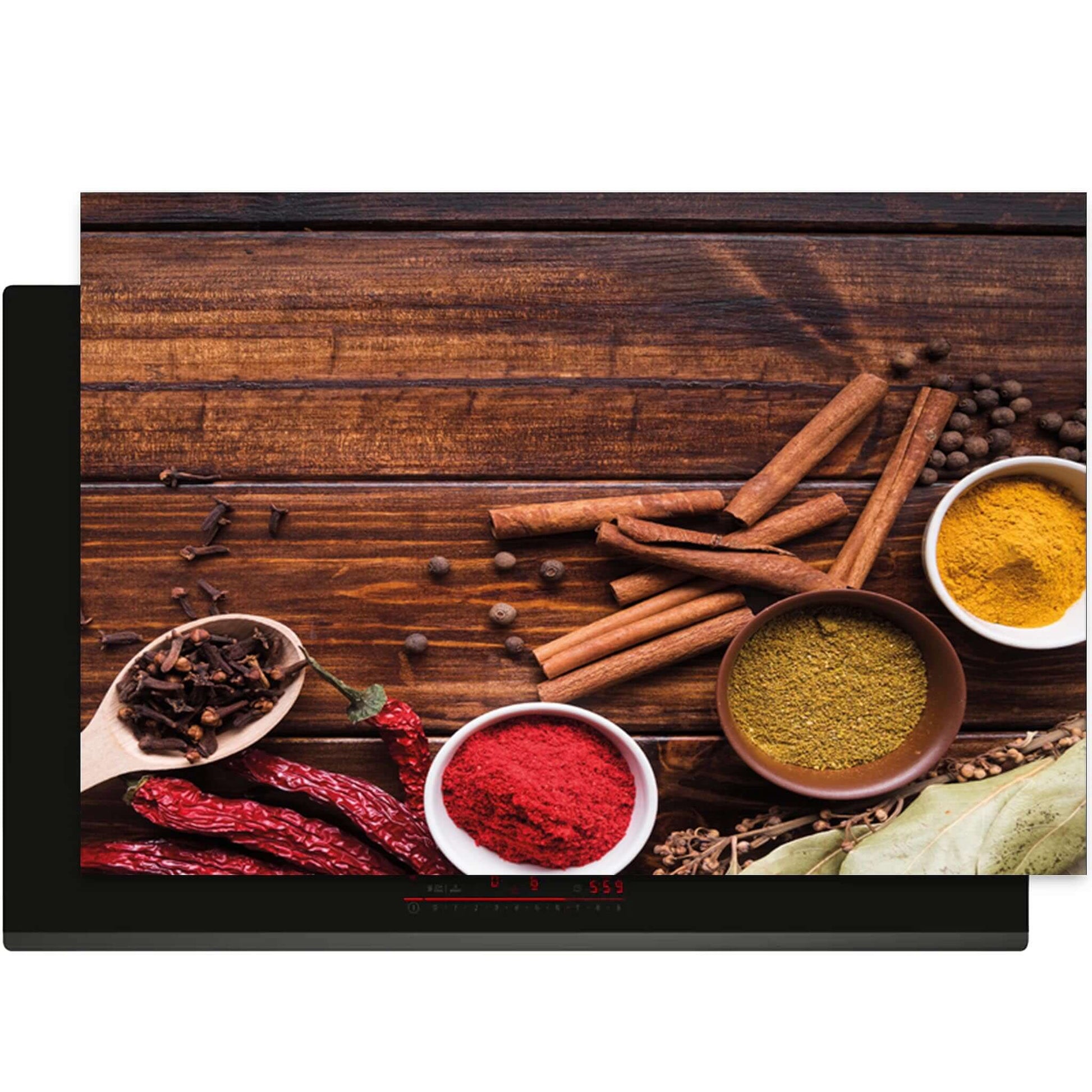 Bovenaanzicht van Warm Spice Harmony inductie beschermer met kruidendecor op houten achtergrond