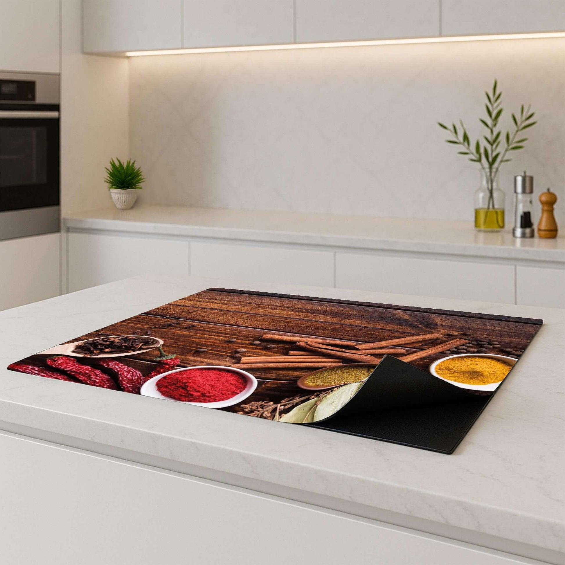 Warm Spice Harmony inductie beschermer geplaatst op een inductiekookplaat in een moderne keuken