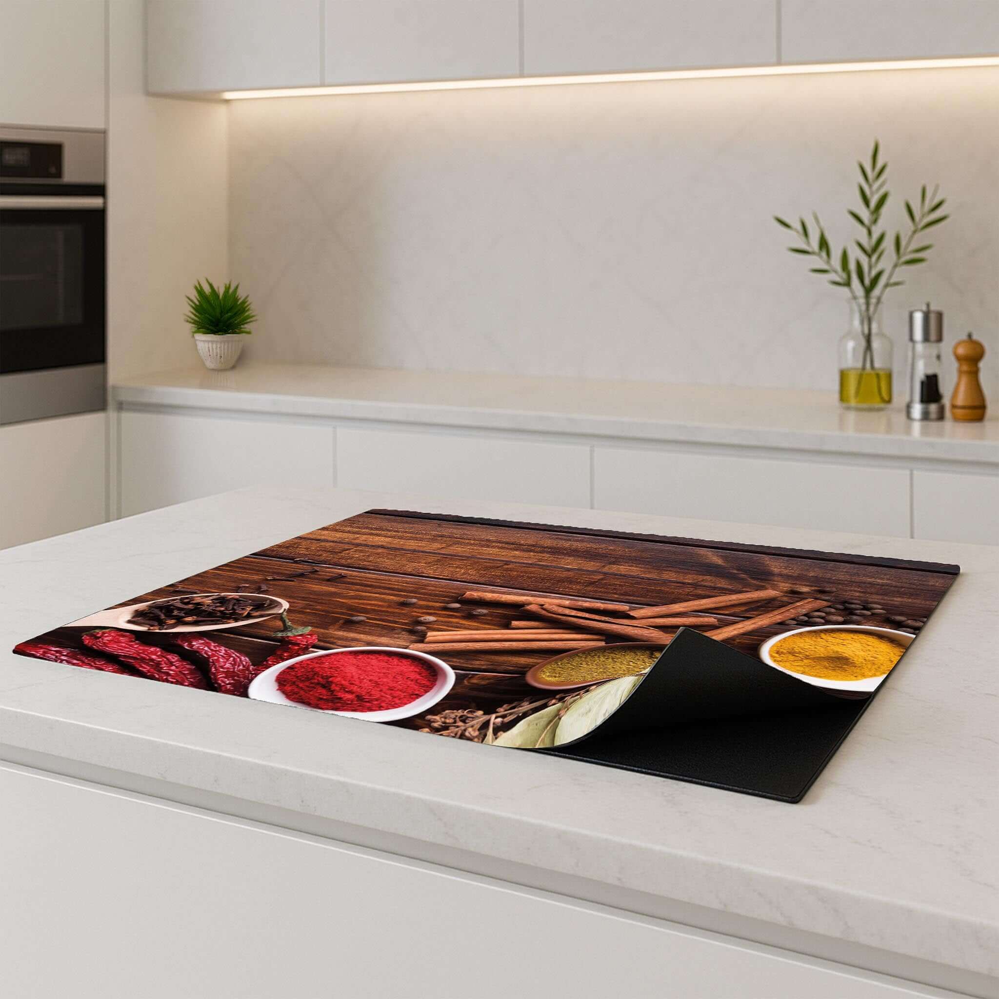 Warm Spice Harmony inductie beschermer geplaatst op een inductiekookplaat in een moderne keuken