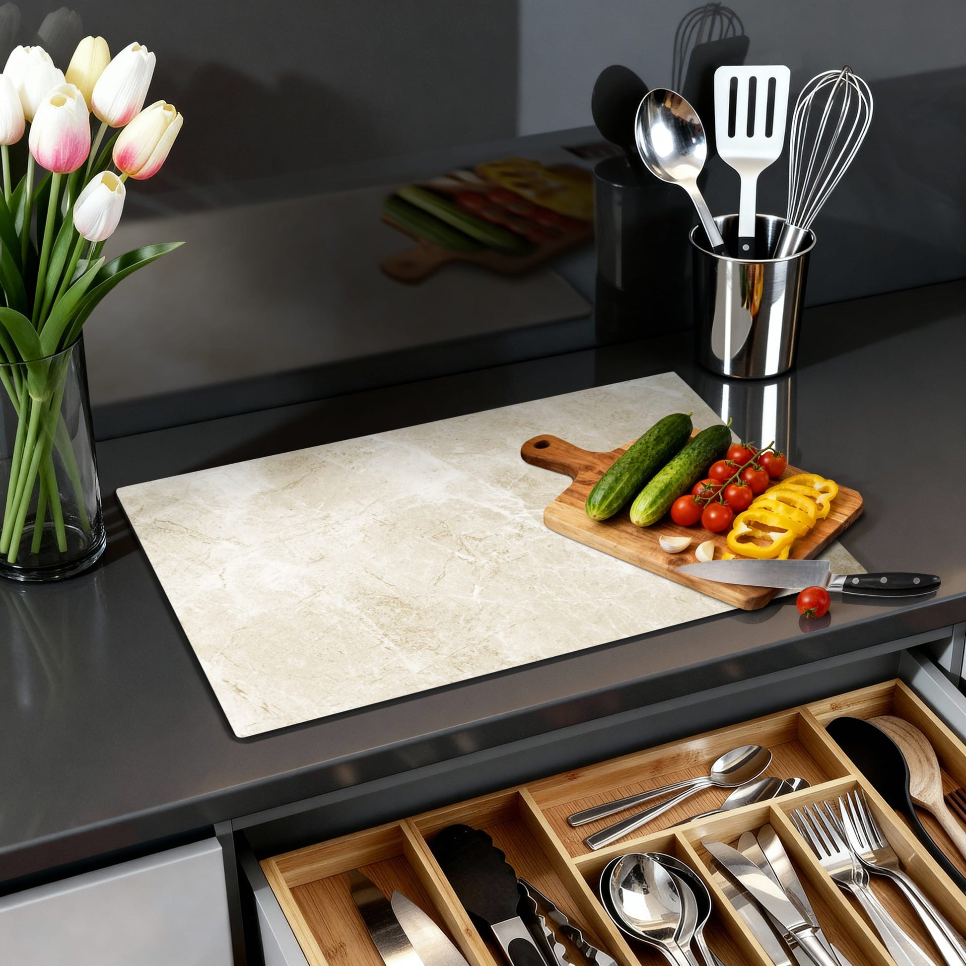 Beige Marble inductiebeschermer sfeer detail — KitchenArt