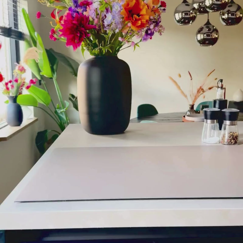 Video van inductie beschermer in een moderne keuken
